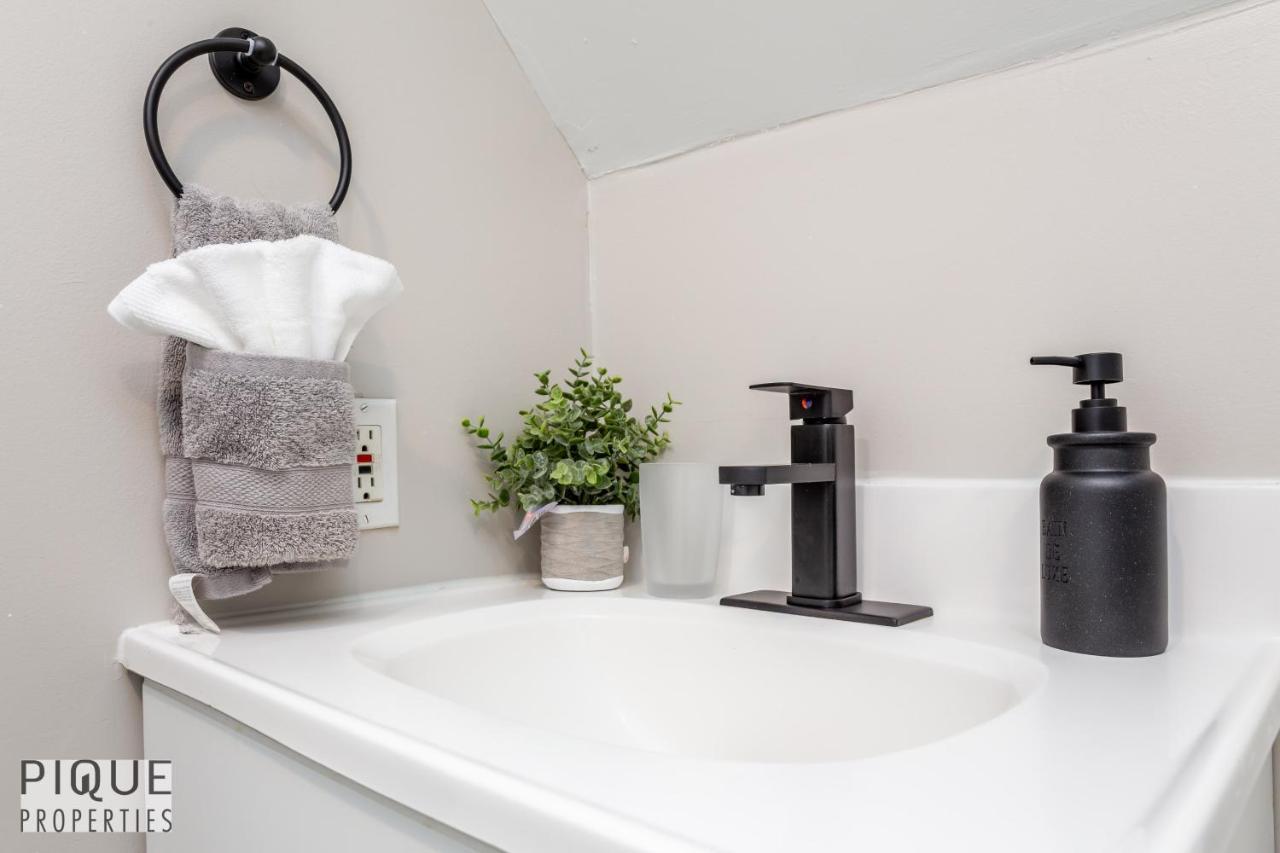 6 Bed Chic Stylish - 5 Mins To U Of A & Whyte Ave - Fast Wi-fi - Free Parking & Netflix Edmonton