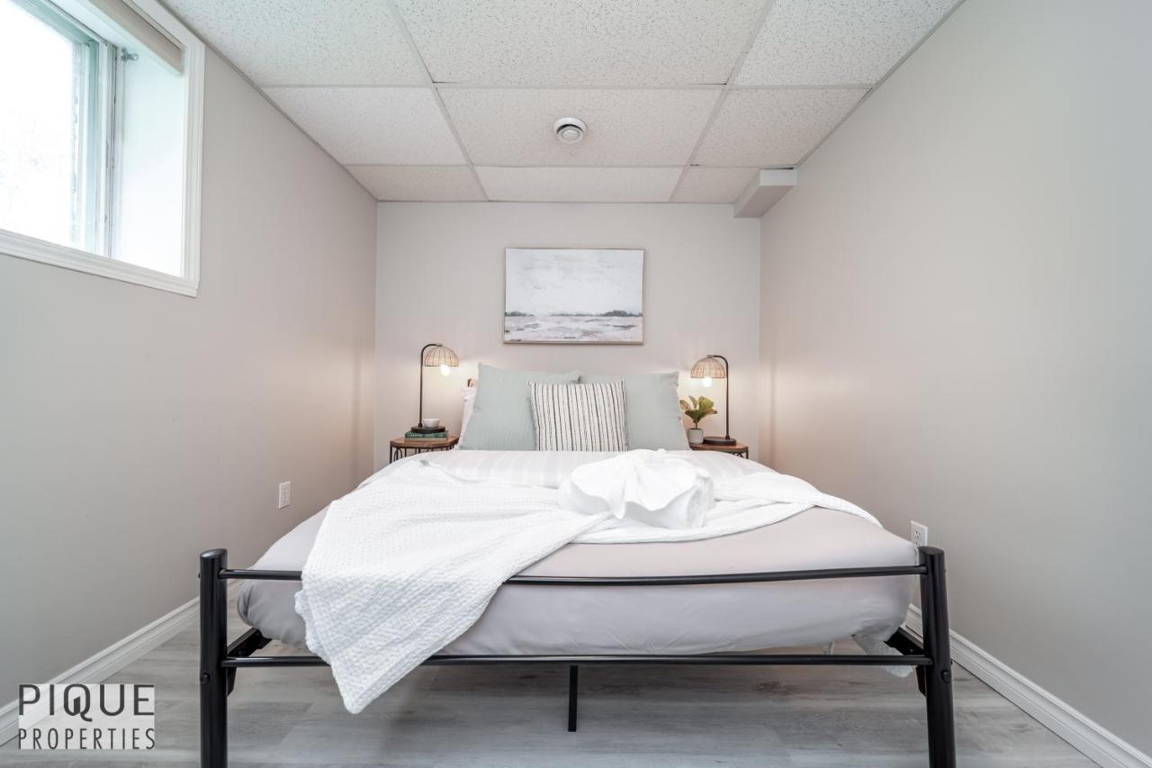 Holiday home 6 Bed Chic Stylish - 5 Mins To U Of A & Whyte Ave - Fast Wi-fi - Free Parking & Netflix Edmonton