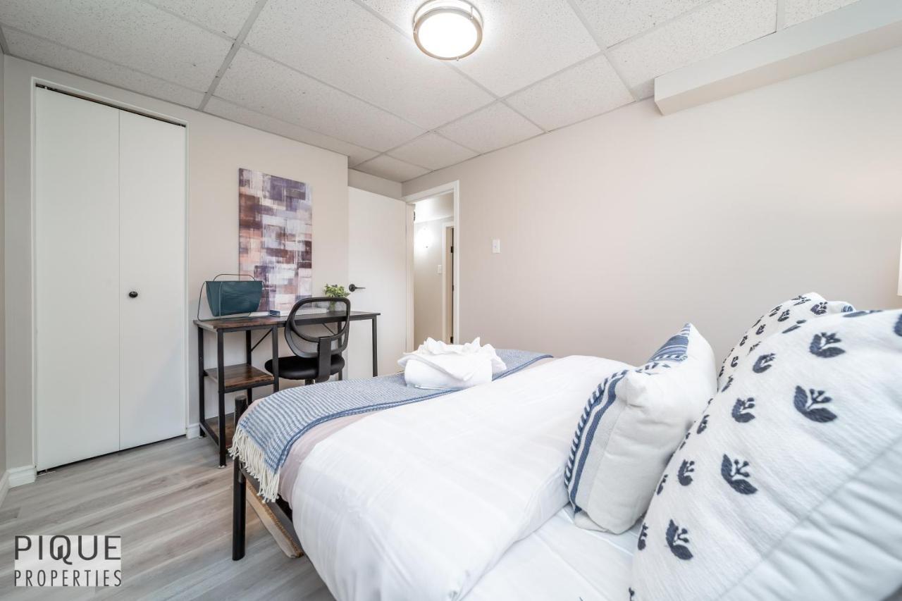 Holiday home 6 Bed Chic Stylish - 5 Mins To U Of A & Whyte Ave - Fast Wi-fi - Free Parking & Netflix *