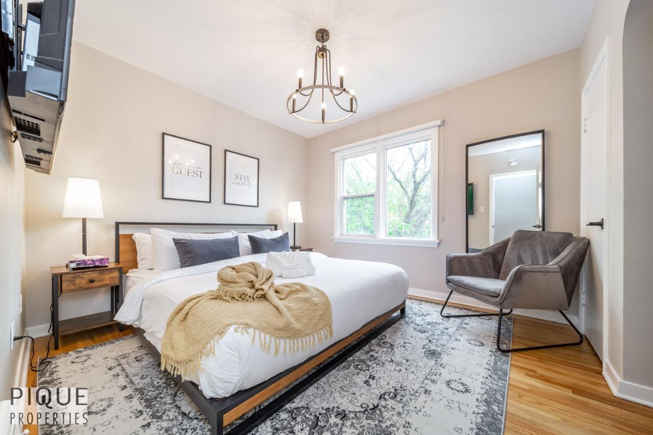 Holiday home 6 Bed Chic Stylish - 5 Mins To U Of A & Whyte Ave - Fast Wi-fi - Free Parking & Netflix *