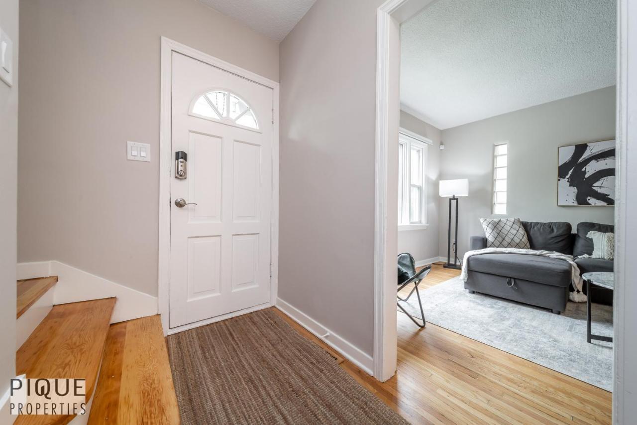 Holiday home 6 Bed Chic Stylish - 5 Mins To U Of A & Whyte Ave - Fast Wi-fi - Free Parking & Netflix *