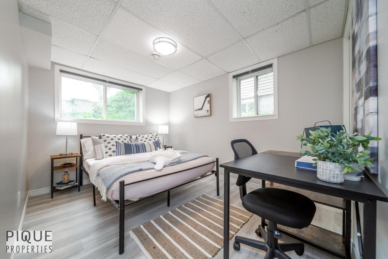 Holiday home 6 Bed Chic Stylish - 5 Mins To U Of A & Whyte Ave - Fast Wi-fi - Free Parking & Netflix Edmonton