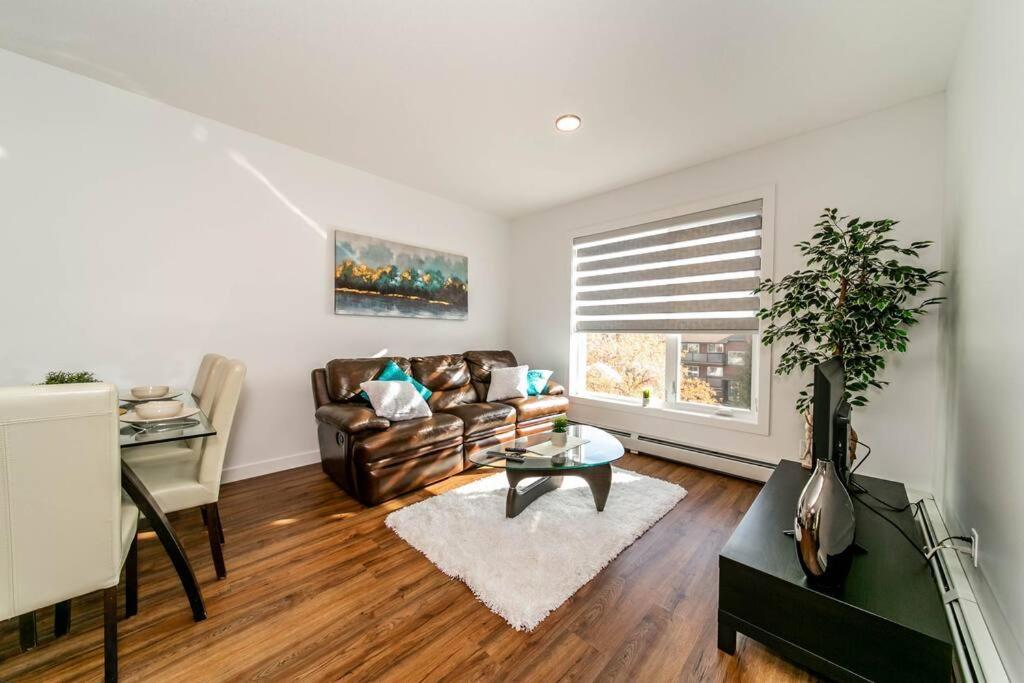 Spacious 2bedroom Free Parking King Bed Close To Dt Edmonton