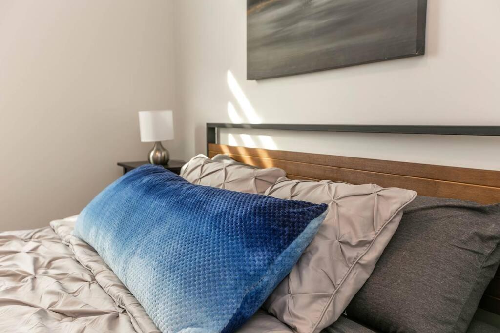 Spacious 2bedroom Free Parking King Bed Close To Dt Apartment *