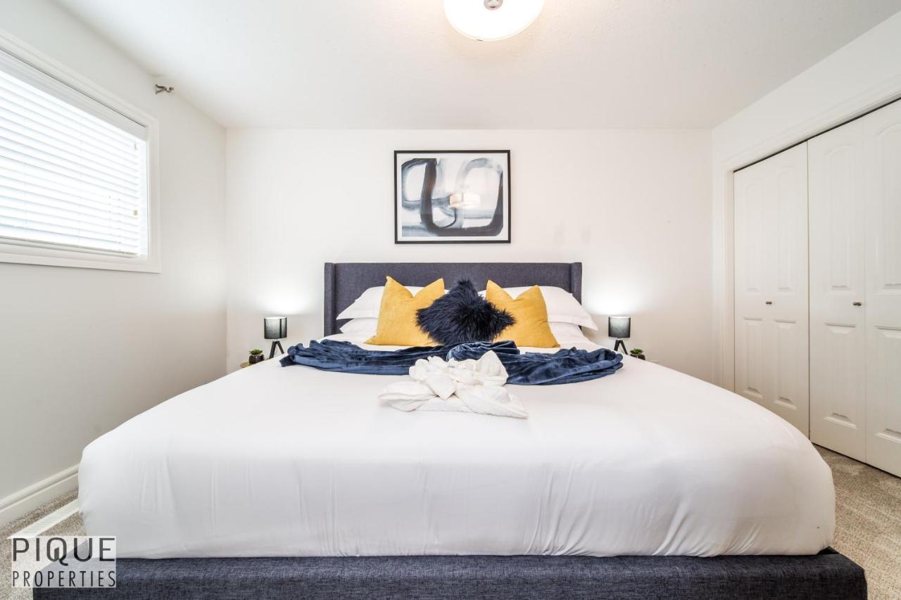 Luxurious 6 Bed I Fireplace I Near Sports Park I With Double Garage & Fast Wifi! Holiday home Edmonton