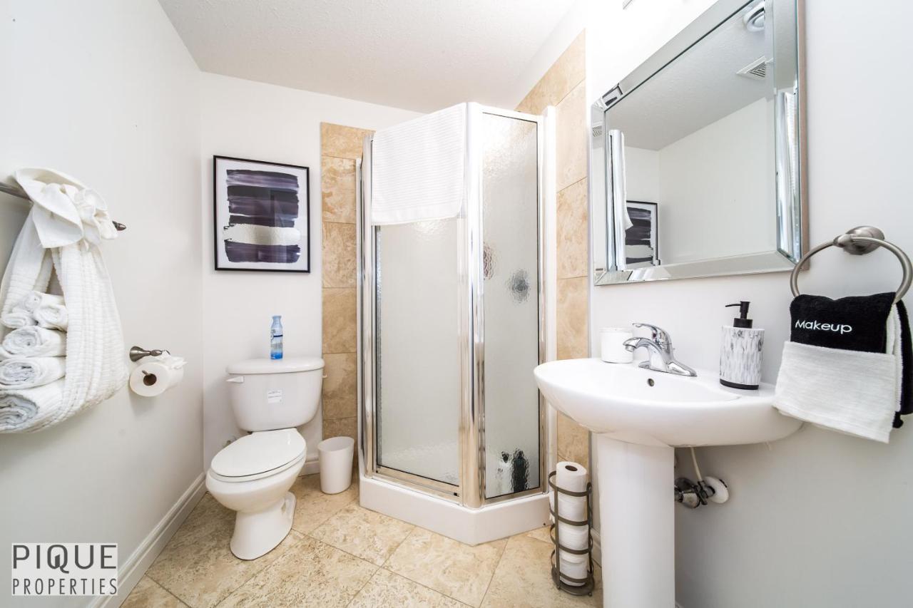 Holiday home Luxurious 6 Bed I Fireplace I Near Sports Park I With Double Garage & Fast Wifi!