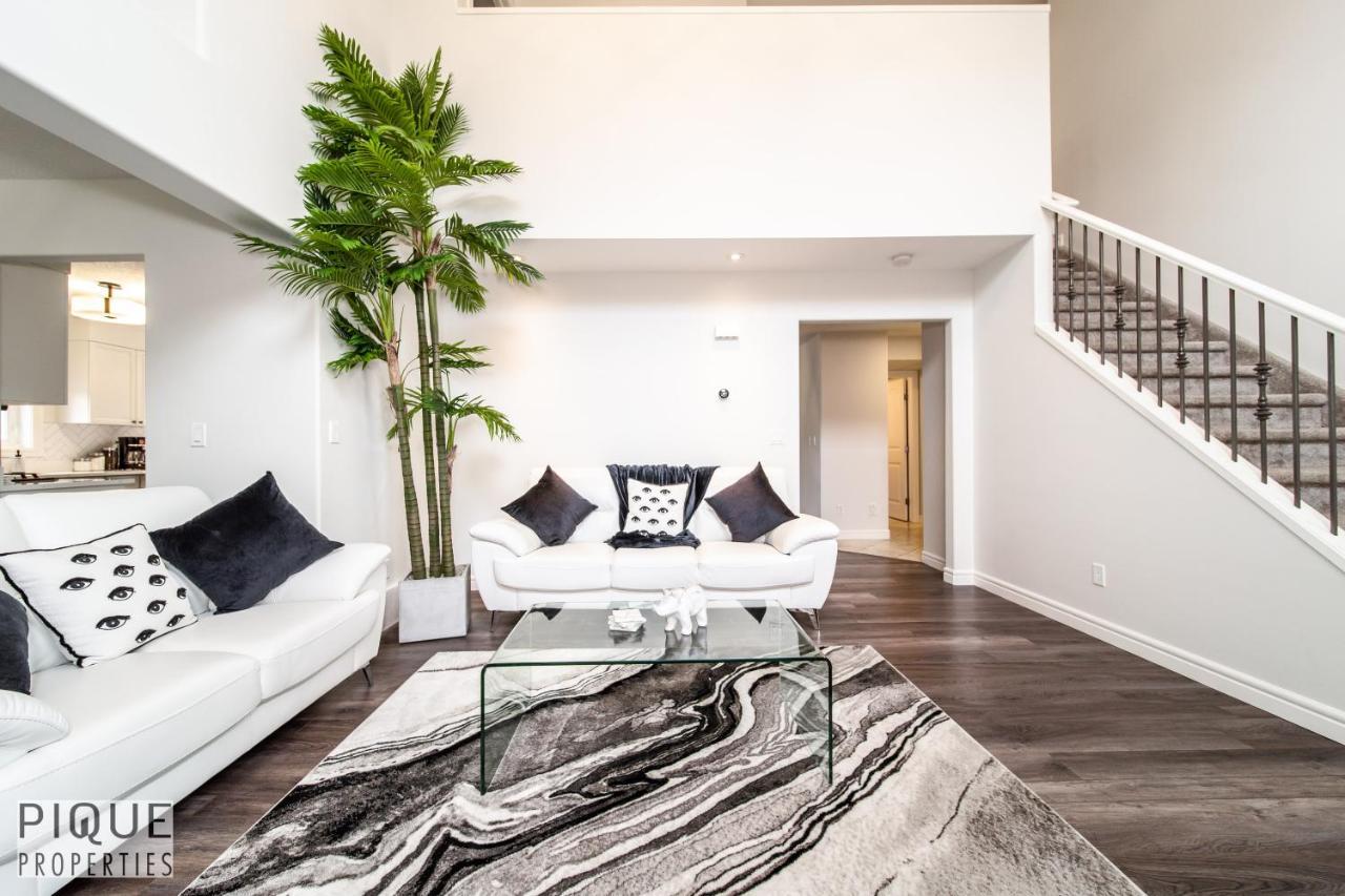 Holiday home Luxurious 6 Bed I Fireplace I Near Sports Park I With Double Garage & Fast Wifi!
