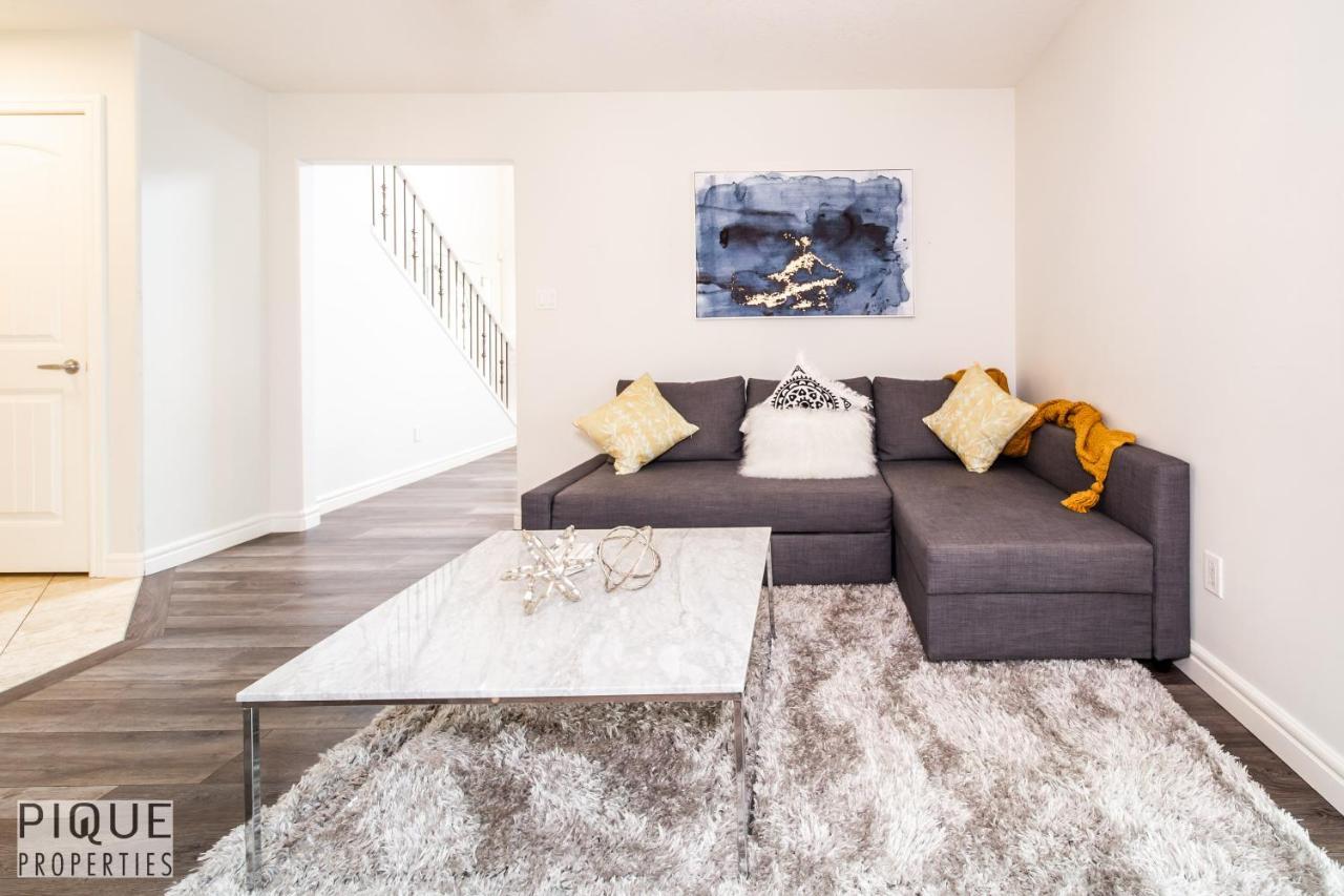Holiday home Luxurious 6 Bed I Fireplace I Near Sports Park I With Double Garage & Fast Wifi! *