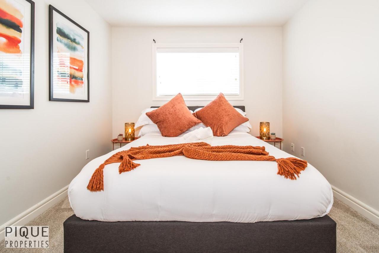 Luxurious 6 Bed I Fireplace I Near Sports Park I With Double Garage & Fast Wifi! * Edmonton