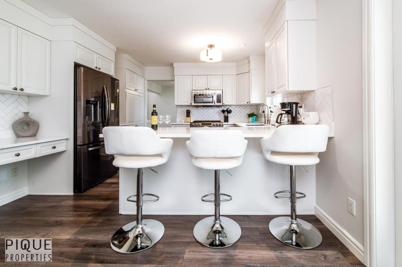 Luxurious 6 Bed I Fireplace I Near Sports Park I With Double Garage & Fast Wifi!