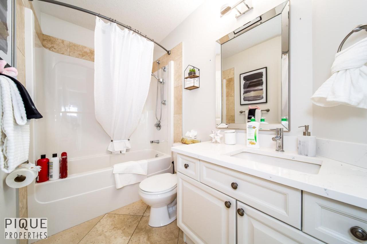 Luxurious 6 Bed I Fireplace I Near Sports Park I With Double Garage & Fast Wifi! Holiday home *
