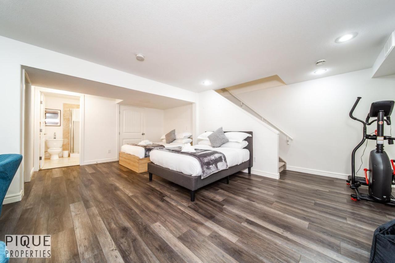 Luxurious 6 Bed I Fireplace I Near Sports Park I With Double Garage & Fast Wifi!