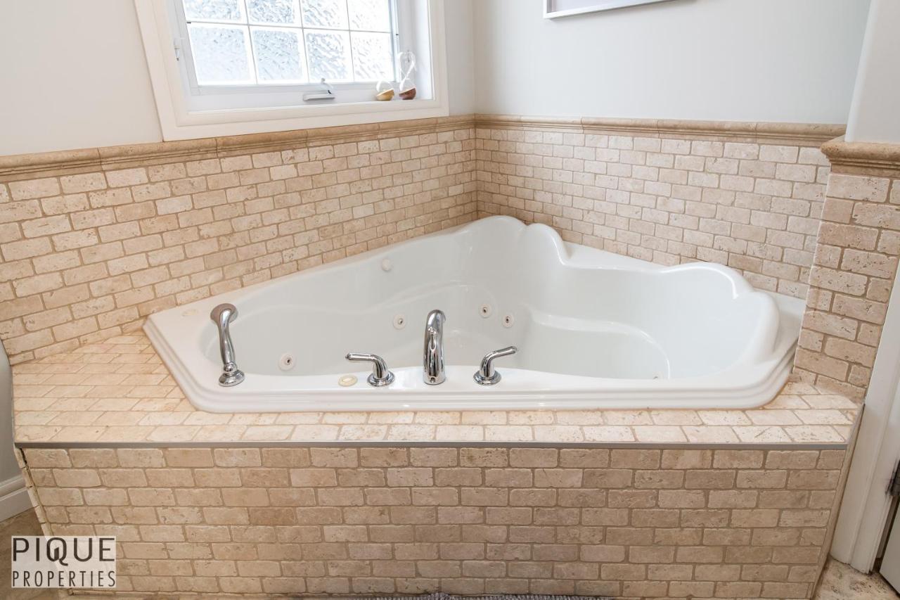 Holiday home Luxurious 6 Bed I Fireplace I Near Sports Park I With Double Garage & Fast Wifi!