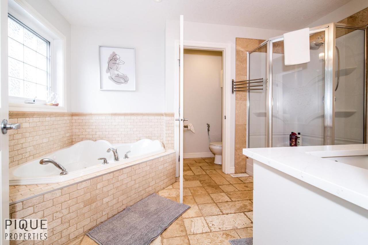 Luxurious 6 Bed I Fireplace I Near Sports Park I With Double Garage & Fast Wifi! * Edmonton