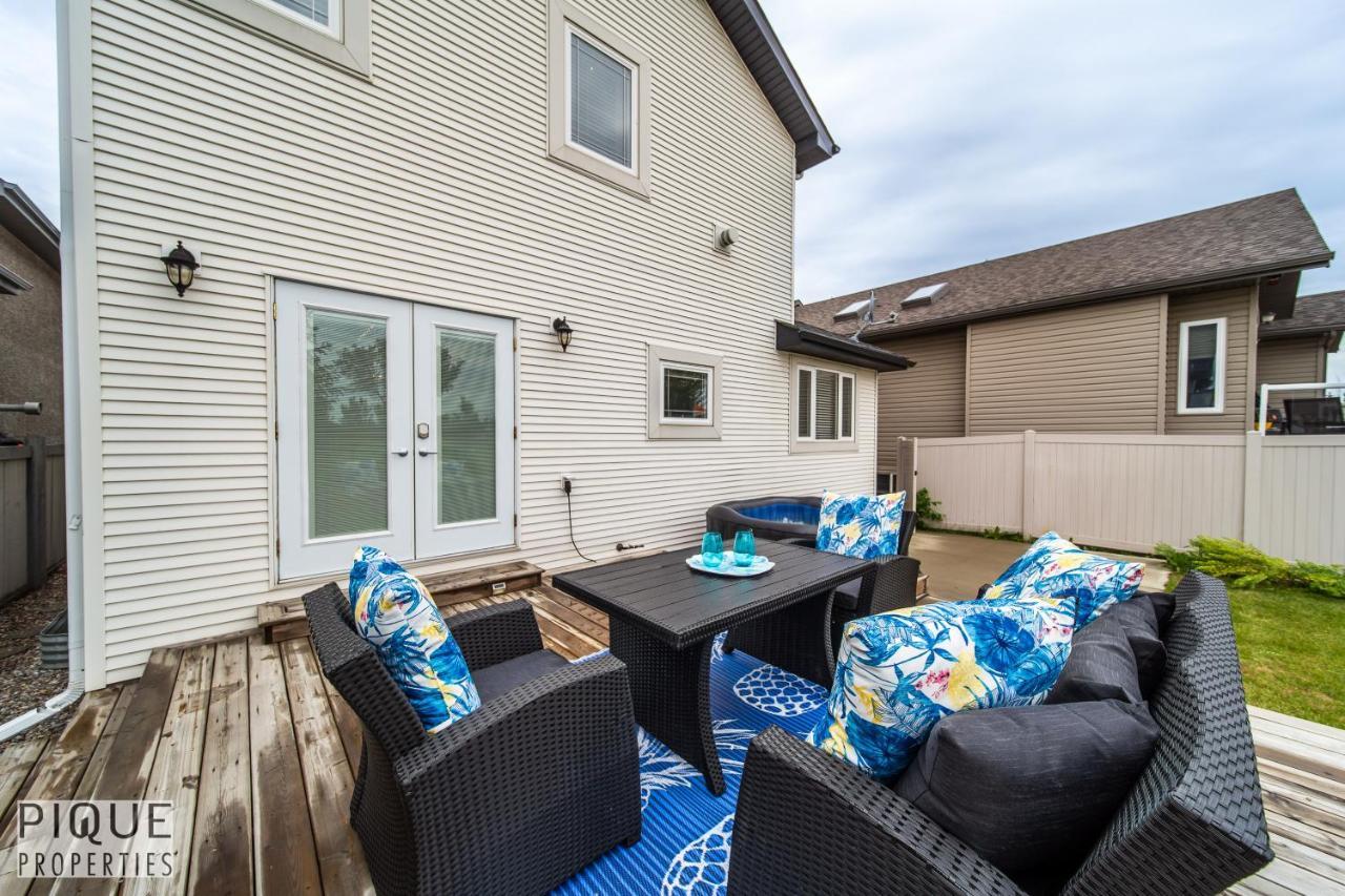 Luxurious 6 Bed I Fireplace I Near Sports Park I With Double Garage & Fast Wifi! Edmonton