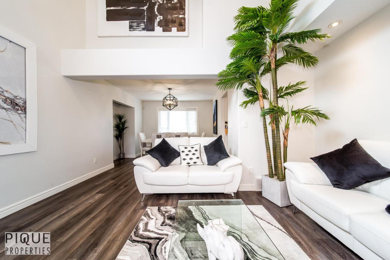 Luxurious 6 Bed I Fireplace I Near Sports Park I With Double Garage & Fast Wifi! Holiday home