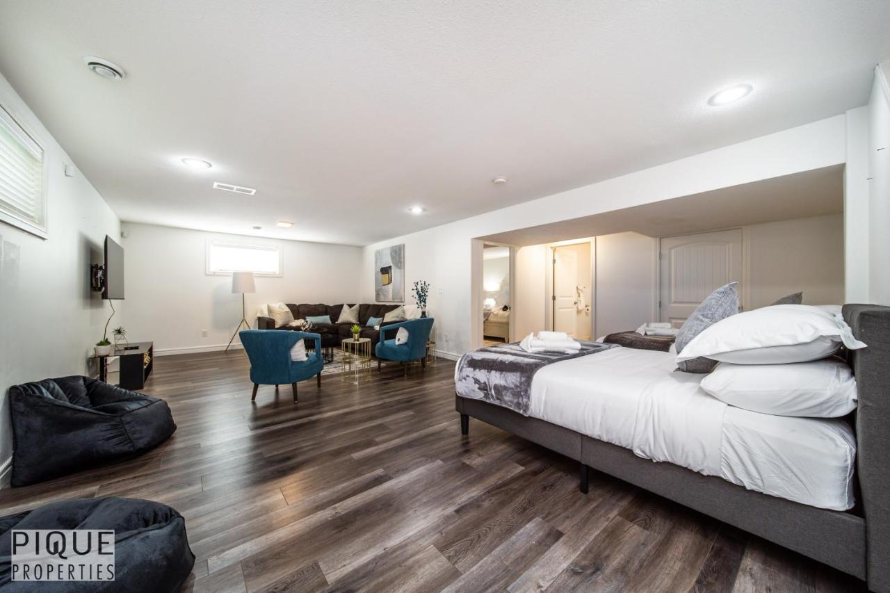 Luxurious 6 Bed I Fireplace I Near Sports Park I With Double Garage & Fast Wifi! Edmonton