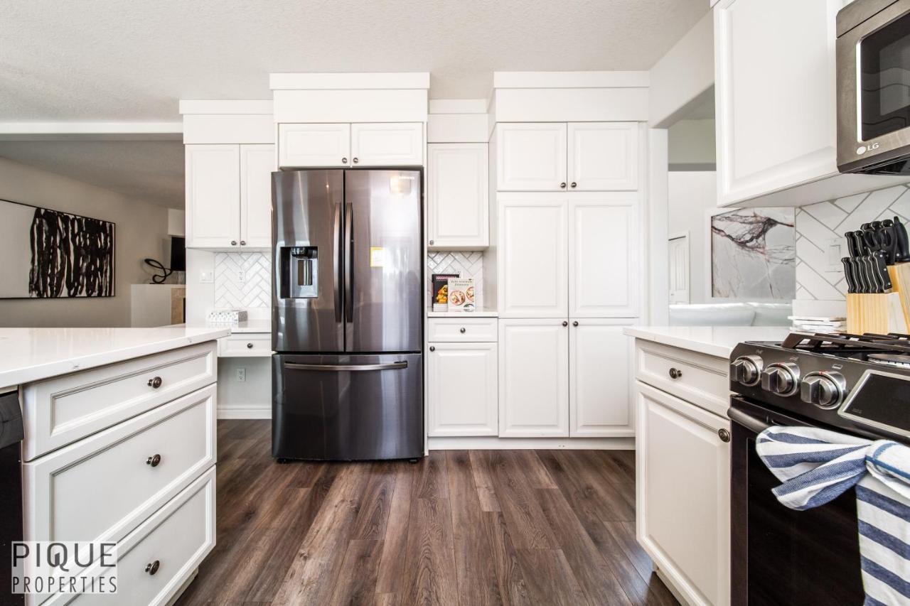 Luxurious 6 Bed I Fireplace I Near Sports Park I With Double Garage & Fast Wifi! *