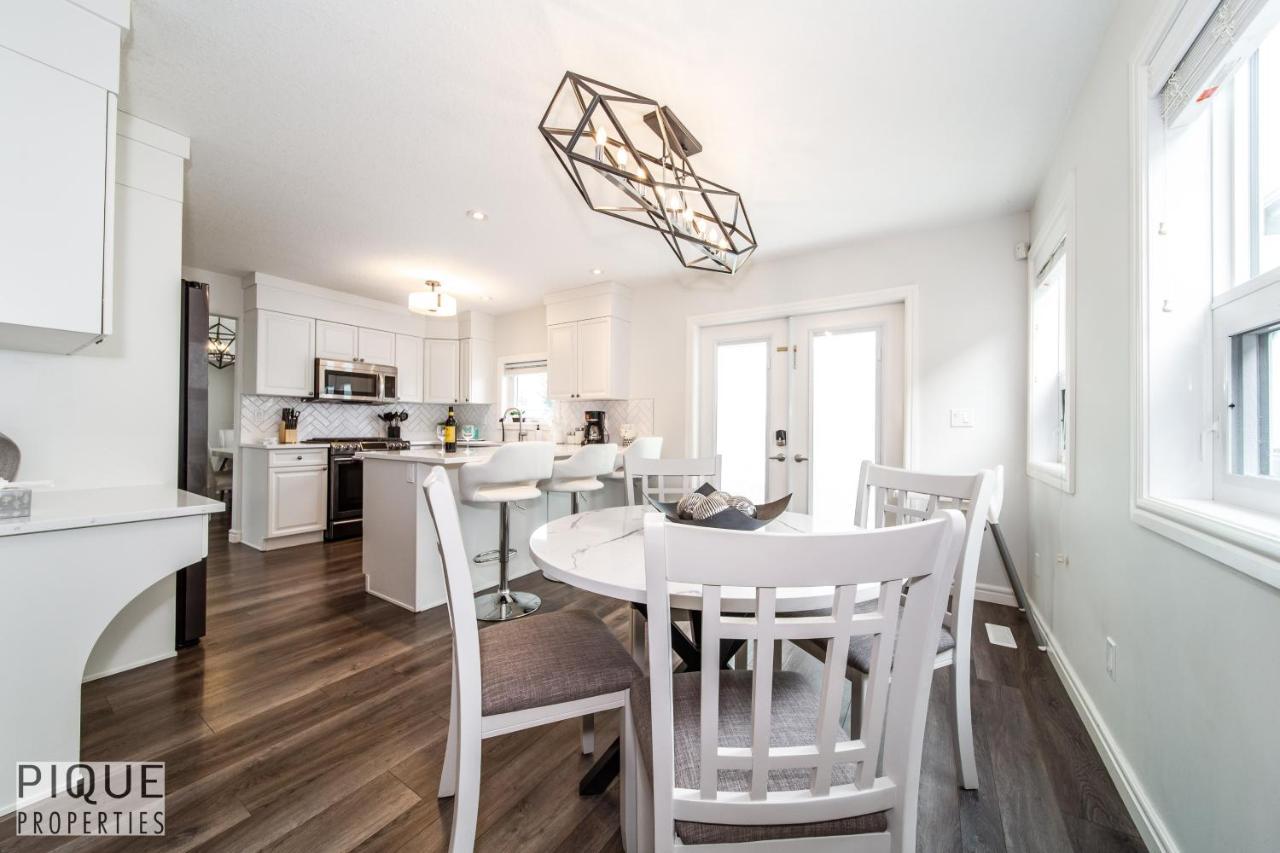 Luxurious 6 Bed I Fireplace I Near Sports Park I With Double Garage & Fast Wifi! * Edmonton