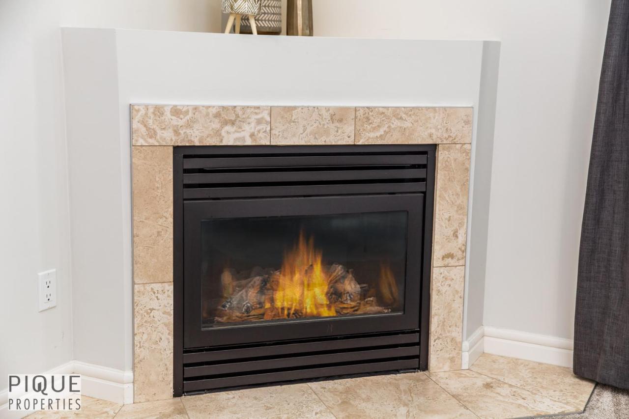 Luxurious 6 Bed I Fireplace I Near Sports Park I With Double Garage & Fast Wifi! Edmonton