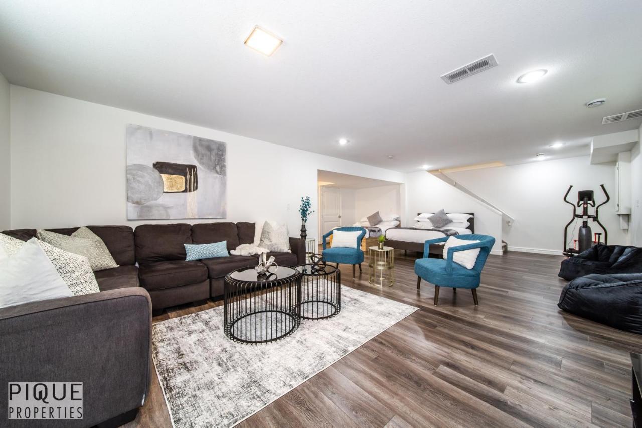 Luxurious 6 Bed I Fireplace I Near Sports Park I With Double Garage & Fast Wifi! Holiday home Edmonton