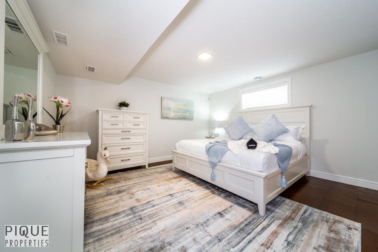 Luxurious 6 Bed I Fireplace I Near Sports Park I With Double Garage & Fast Wifi!