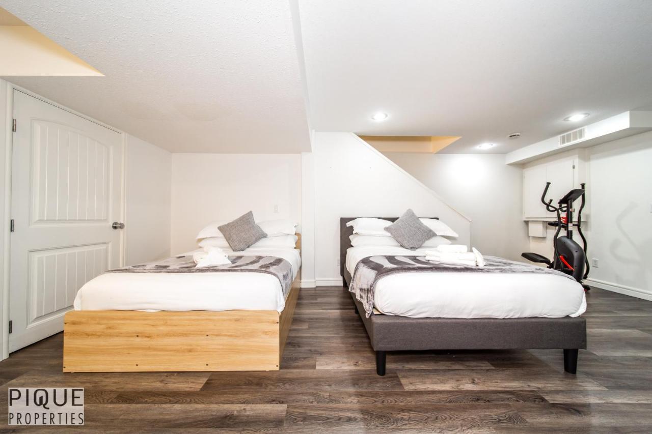 Luxurious 6 Bed I Fireplace I Near Sports Park I With Double Garage & Fast Wifi! Holiday home Edmonton