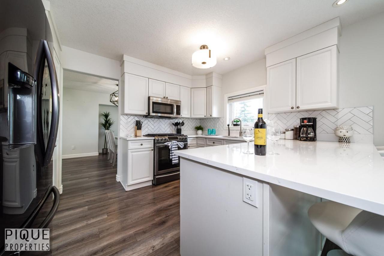 Luxurious 6 Bed I Fireplace I Near Sports Park I With Double Garage & Fast Wifi! * Edmonton