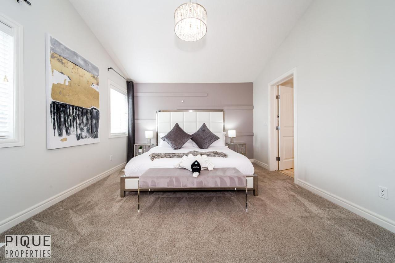 Holiday home Luxurious 6 Bed I Fireplace I Near Sports Park I With Double Garage & Fast Wifi! Edmonton