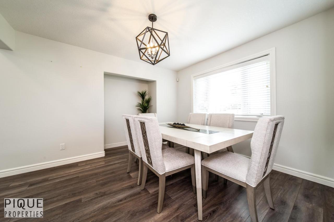 Luxurious 6 Bed I Fireplace I Near Sports Park I With Double Garage & Fast Wifi! Holiday home Edmonton