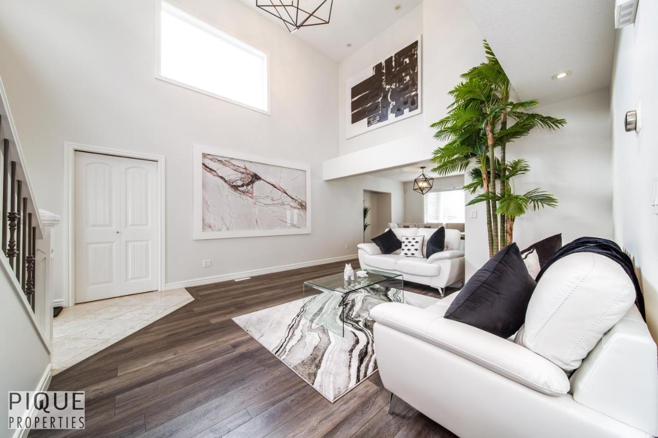 Luxurious 6 Bed I Fireplace I Near Sports Park I With Double Garage & Fast Wifi! * Edmonton