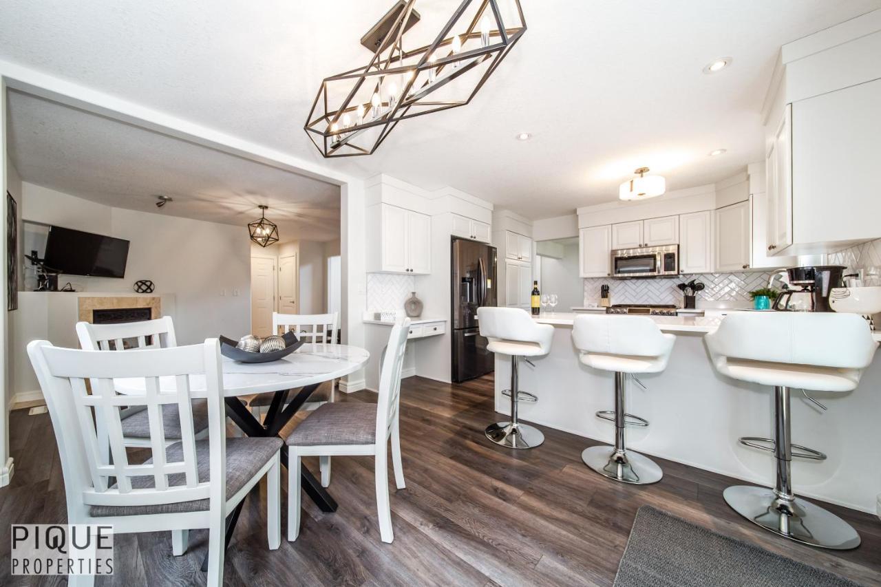 Luxurious 6 Bed I Fireplace I Near Sports Park I With Double Garage & Fast Wifi! Holiday home Edmonton