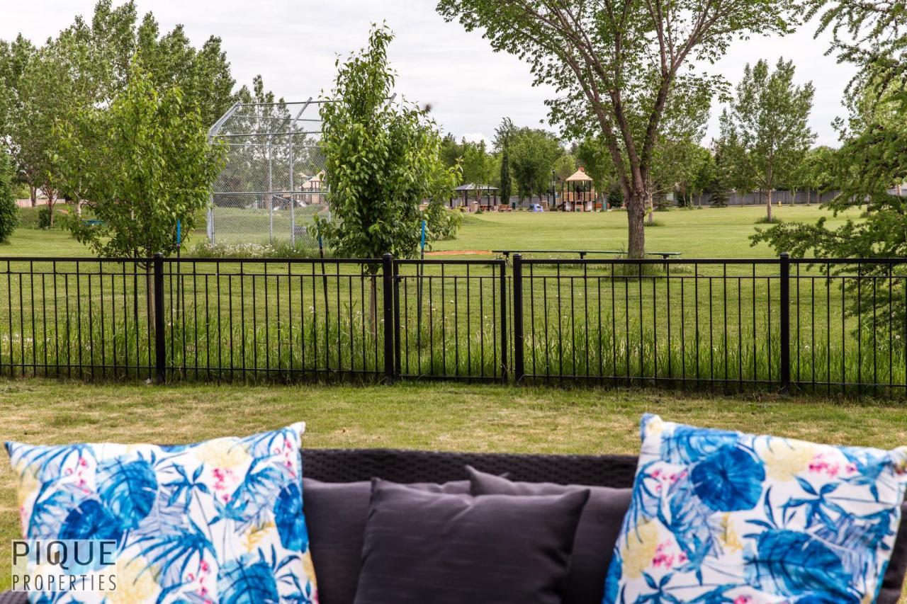 Luxurious 6 Bed I Fireplace I Near Sports Park I With Double Garage & Fast Wifi! Edmonton