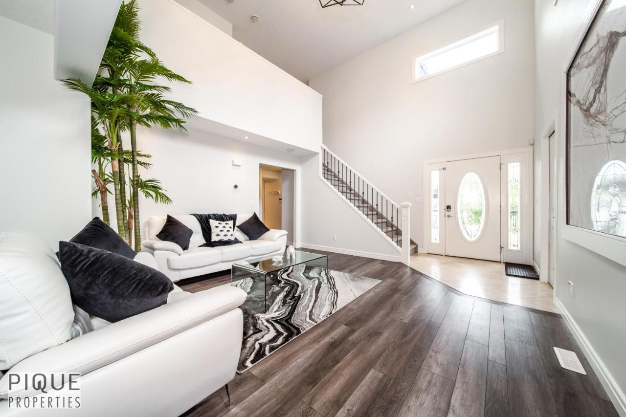 Luxurious 6 Bed I Fireplace I Near Sports Park I With Double Garage & Fast Wifi! Holiday home *