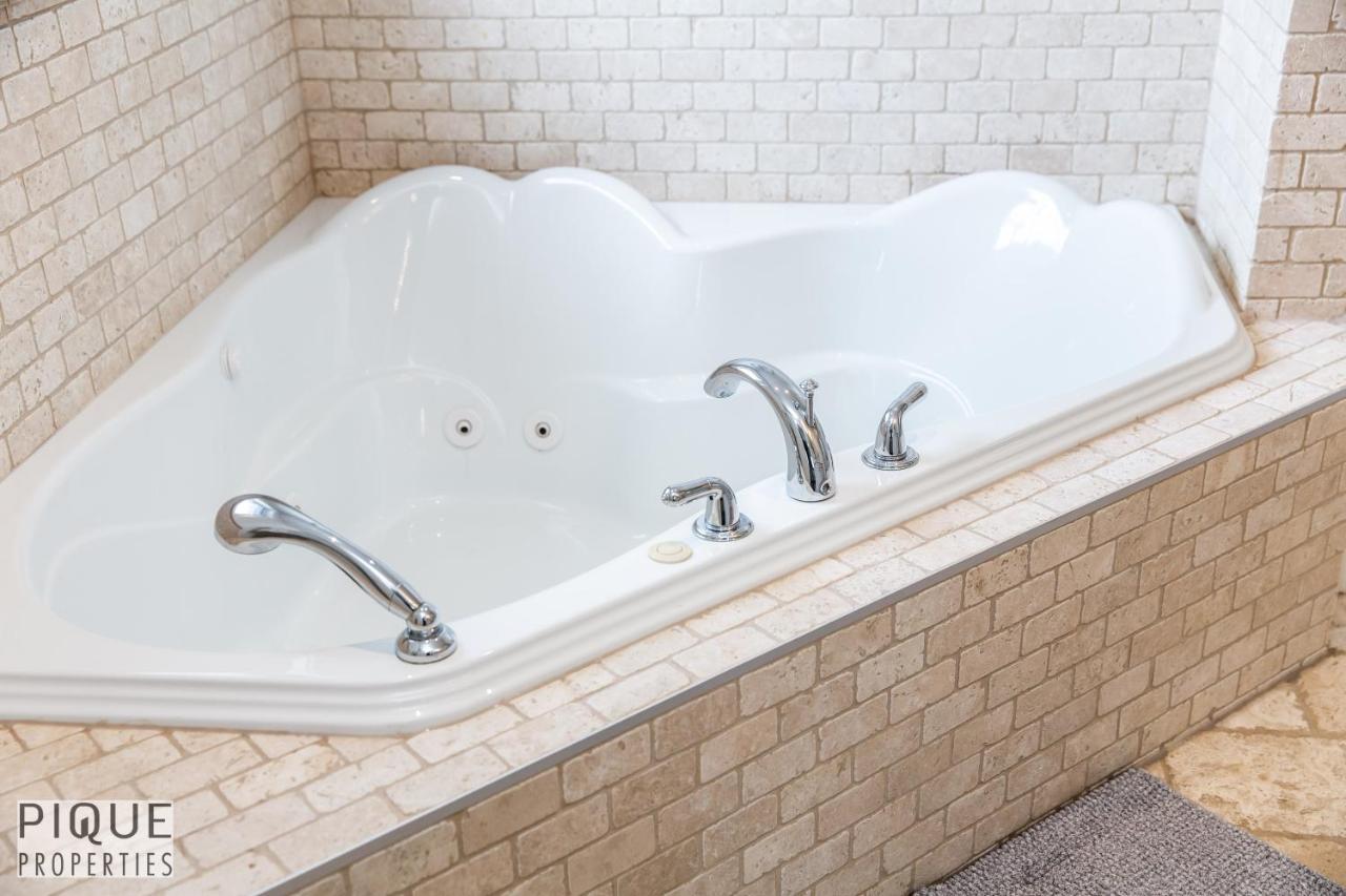 Luxurious 6 Bed I Fireplace I Near Sports Park I With Double Garage & Fast Wifi!