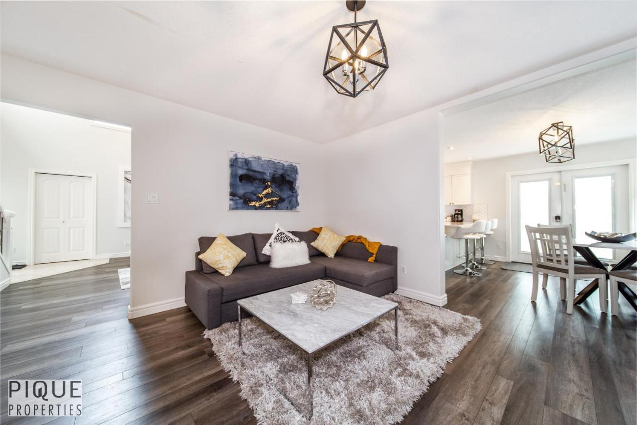 Luxurious 6 Bed I Fireplace I Near Sports Park I With Double Garage & Fast Wifi! Holiday home Edmonton