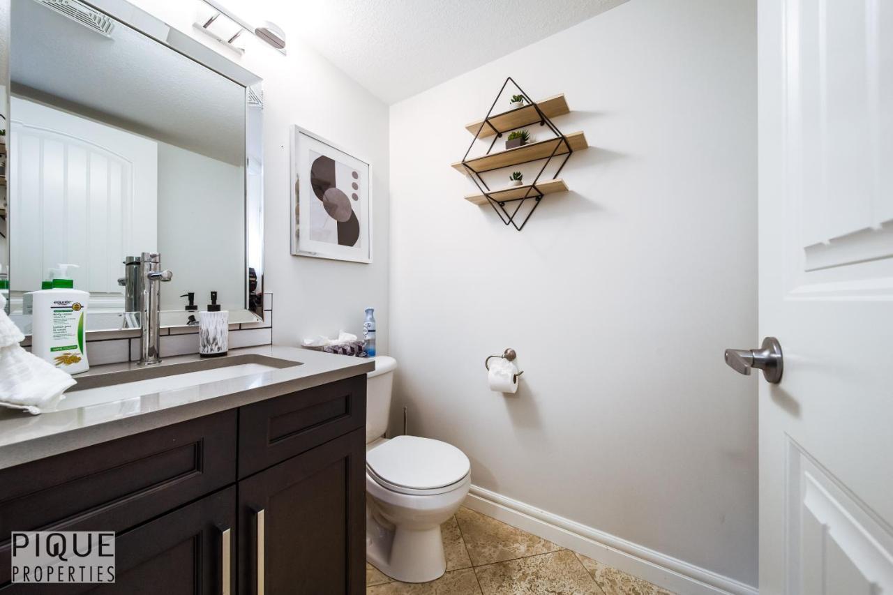 Luxurious 6 Bed I Fireplace I Near Sports Park I With Double Garage & Fast Wifi! Edmonton