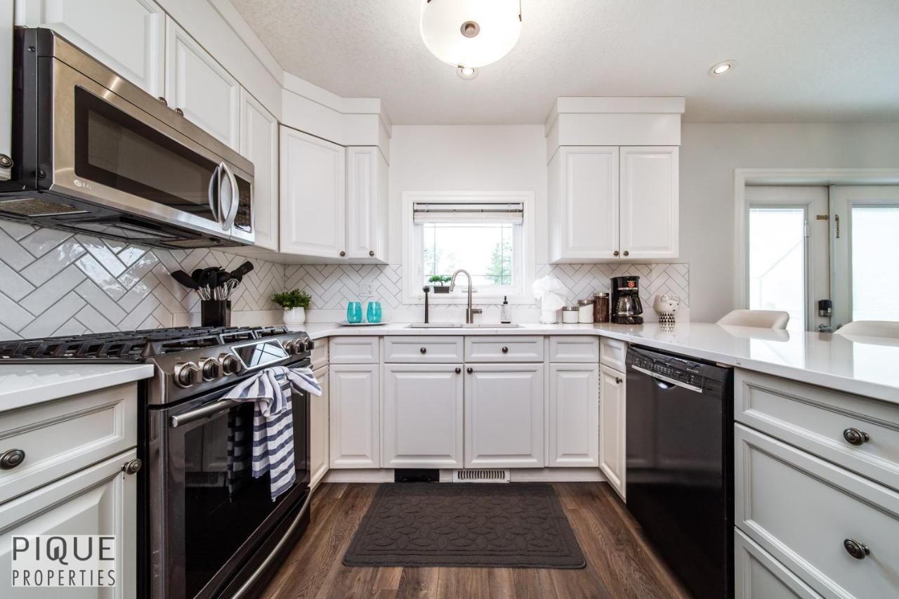 Luxurious 6 Bed I Fireplace I Near Sports Park I With Double Garage & Fast Wifi! Holiday home Edmonton