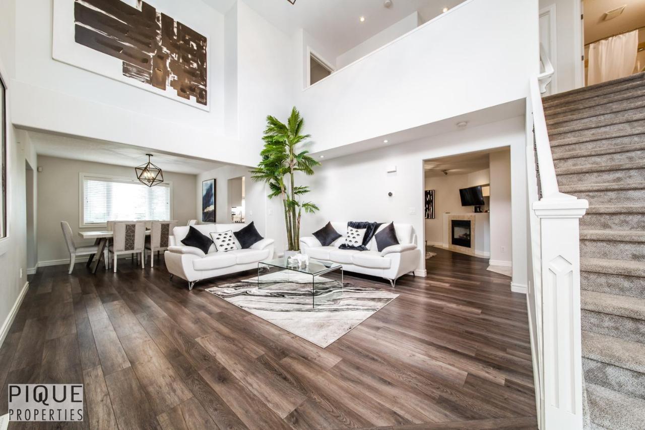 Luxurious 6 Bed I Fireplace I Near Sports Park I With Double Garage & Fast Wifi!