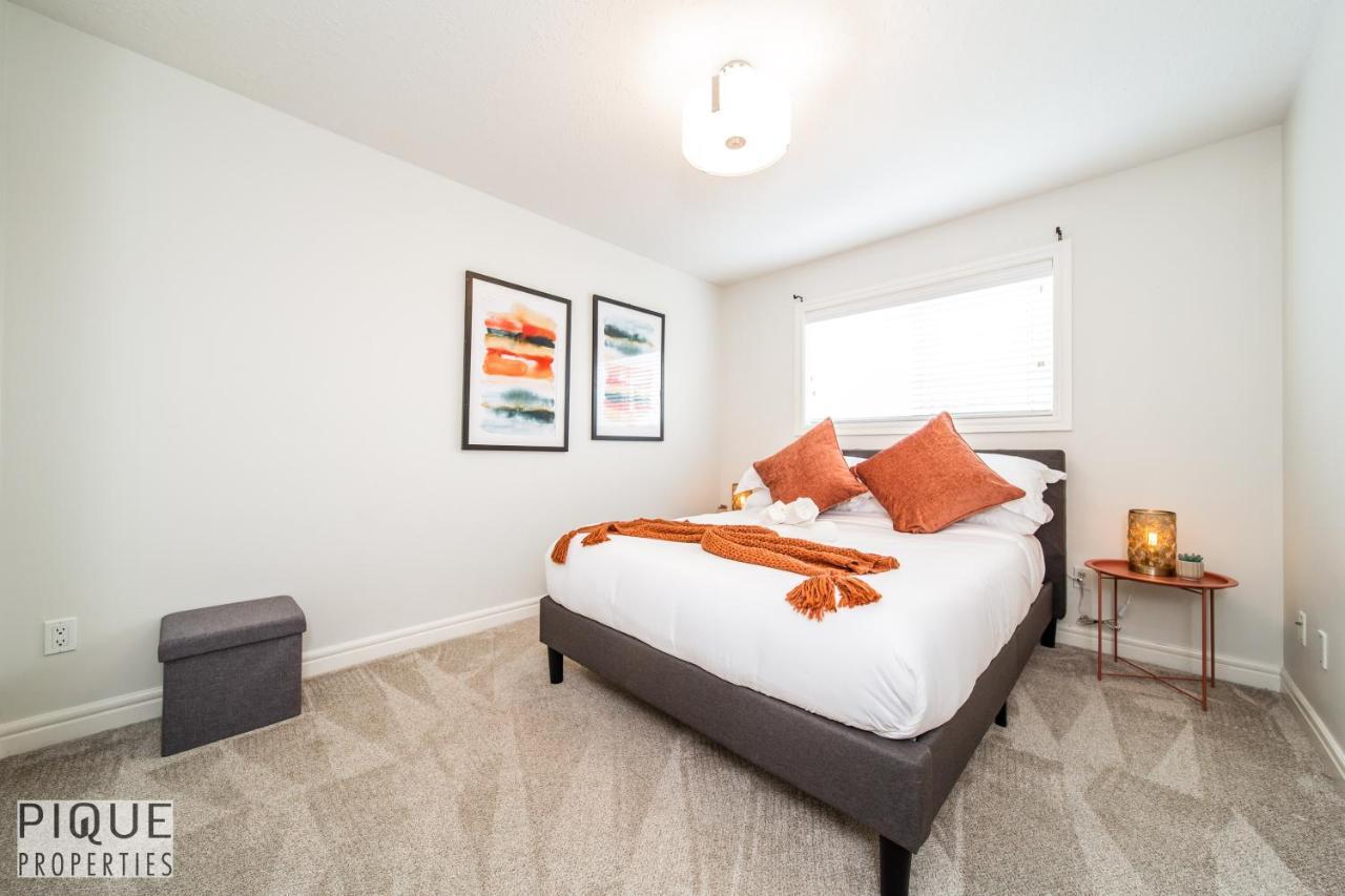 Holiday home Luxurious 6 Bed I Fireplace I Near Sports Park I With Double Garage & Fast Wifi!