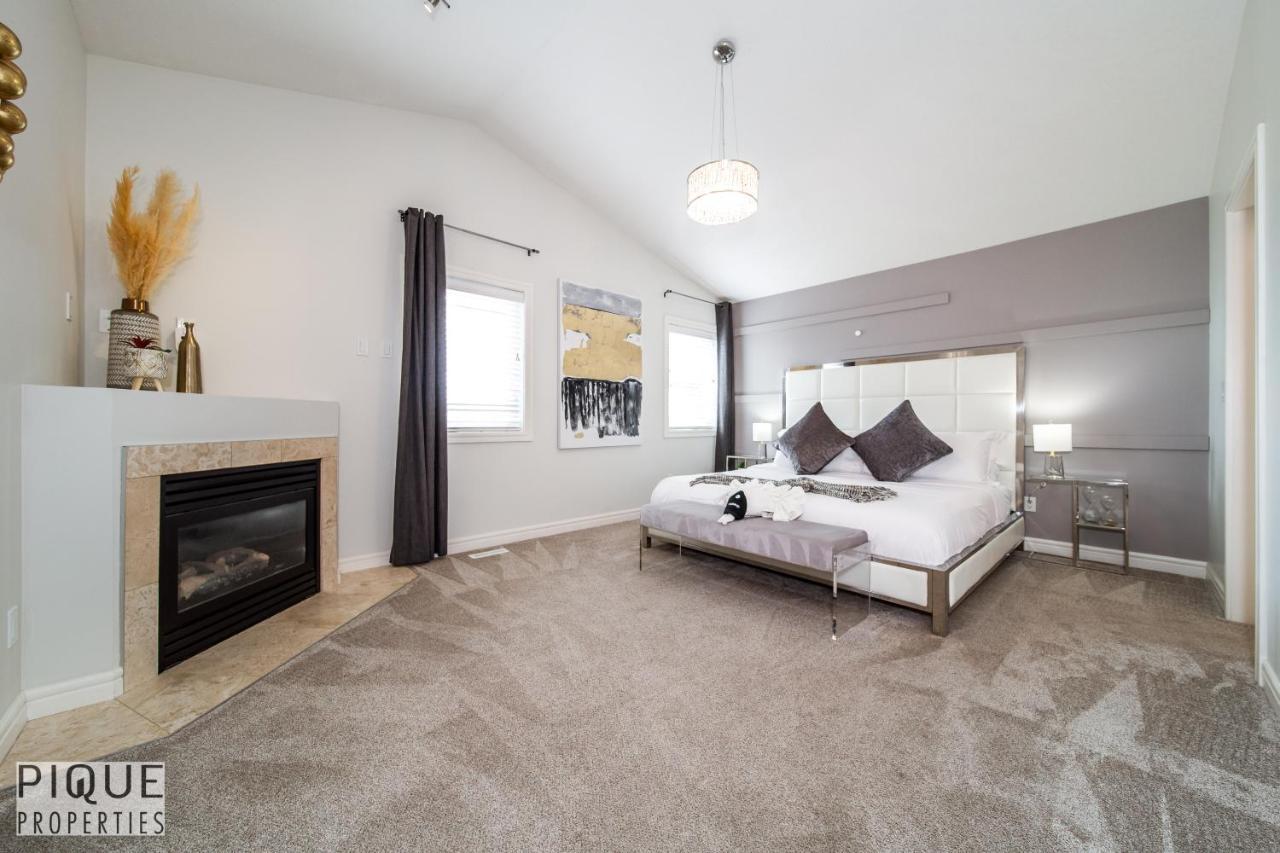 Luxurious 6 Bed I Fireplace I Near Sports Park I With Double Garage & Fast Wifi! Holiday home Edmonton