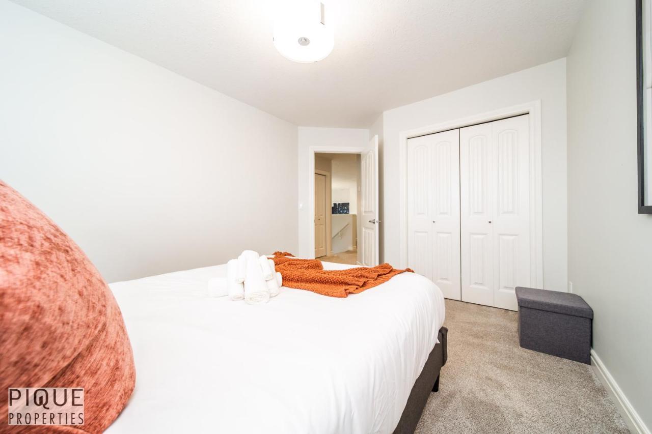 Luxurious 6 Bed I Fireplace I Near Sports Park I With Double Garage & Fast Wifi! Holiday home Edmonton