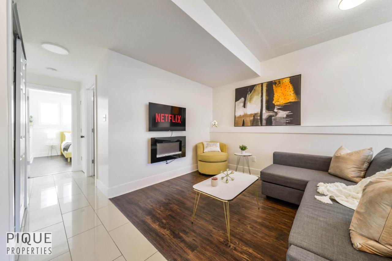 Tropical Oasis - King Beds - Free Netflix & Parking - Fast Wi-fi Holiday home Edmonton