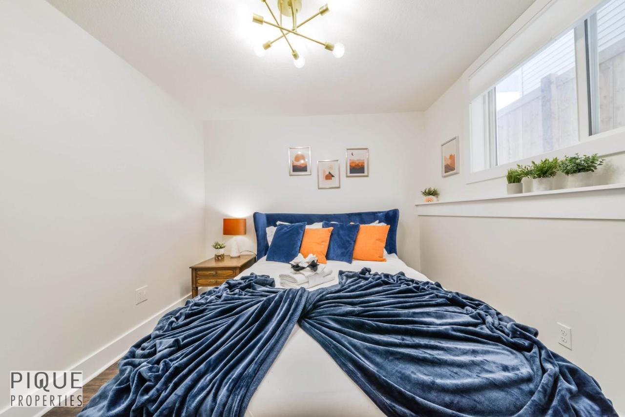 Holiday home Tropical Oasis - King Beds - Free Netflix & Parking - Fast Wi-fi Edmonton