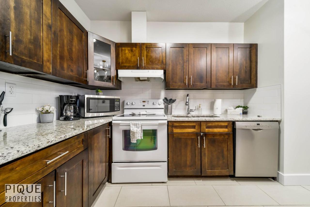 Holiday home Tropical Oasis - King Beds - Free Netflix & Parking - Fast Wi-fi Edmonton