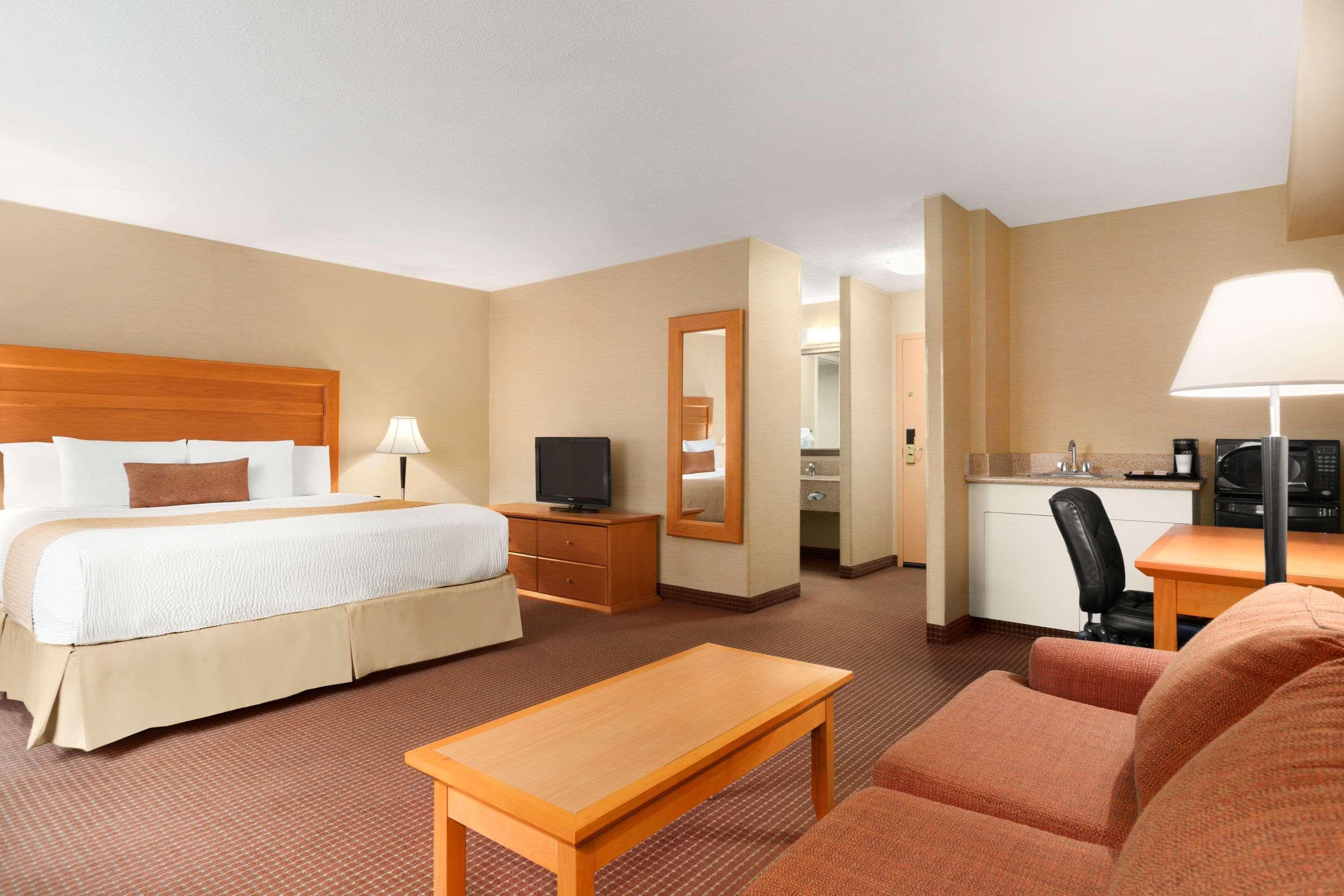 Days By Wyndham Downtown Hotel Edmonton