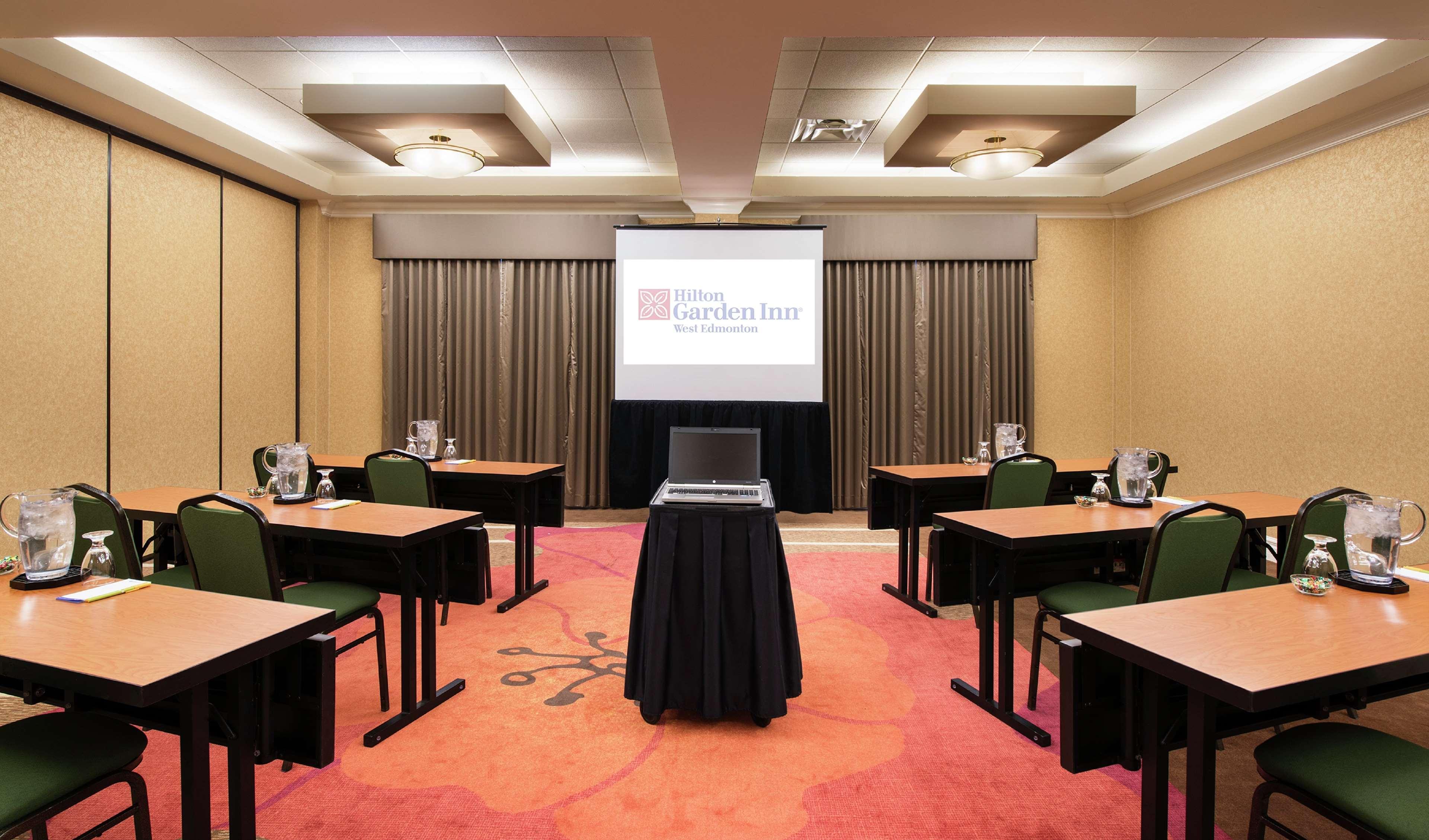 Hilton Garden West 3* Edmonton