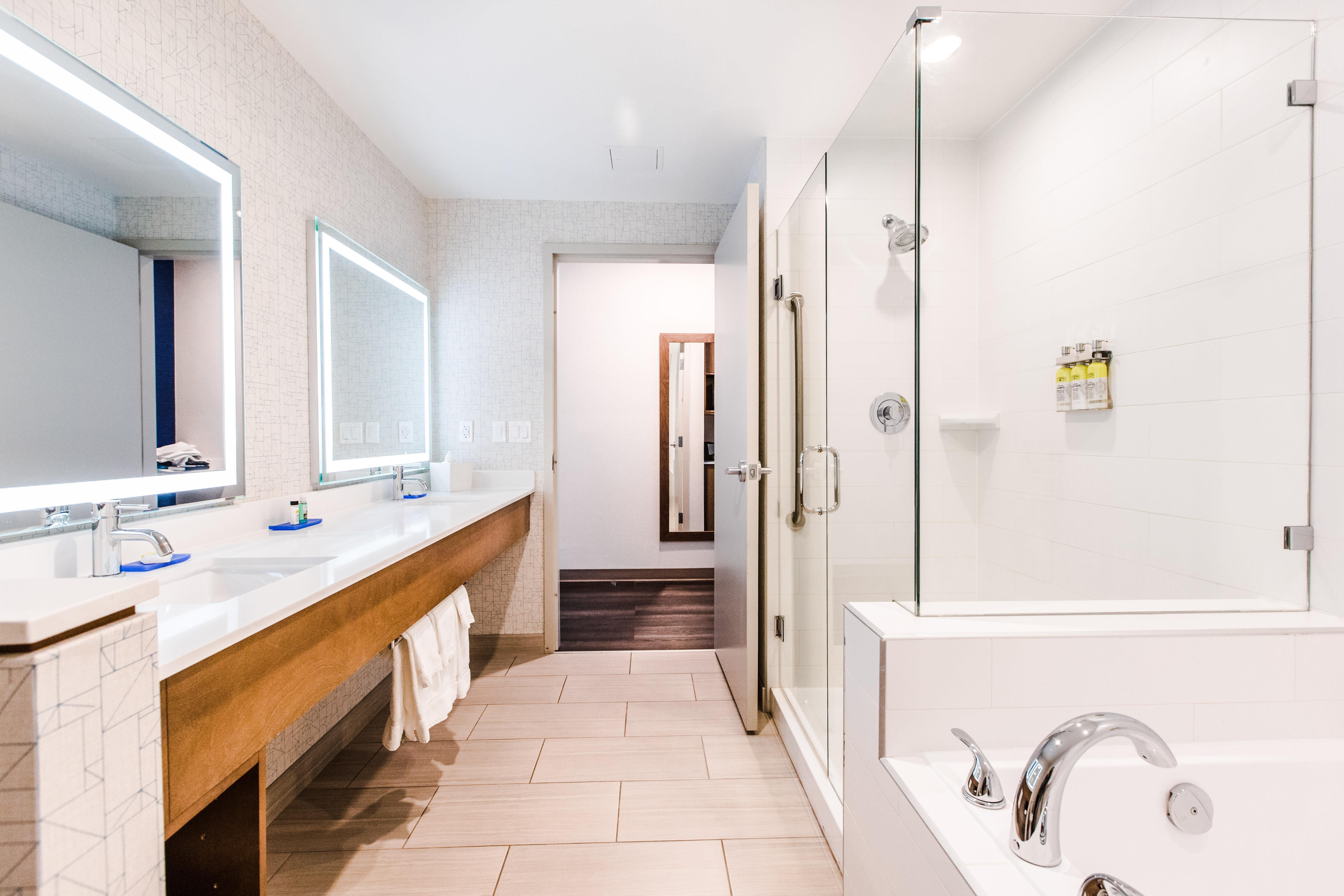 Holiday Inn Express & Suites - West Edmonton-Mall Area By Ihg Hotel 3*
