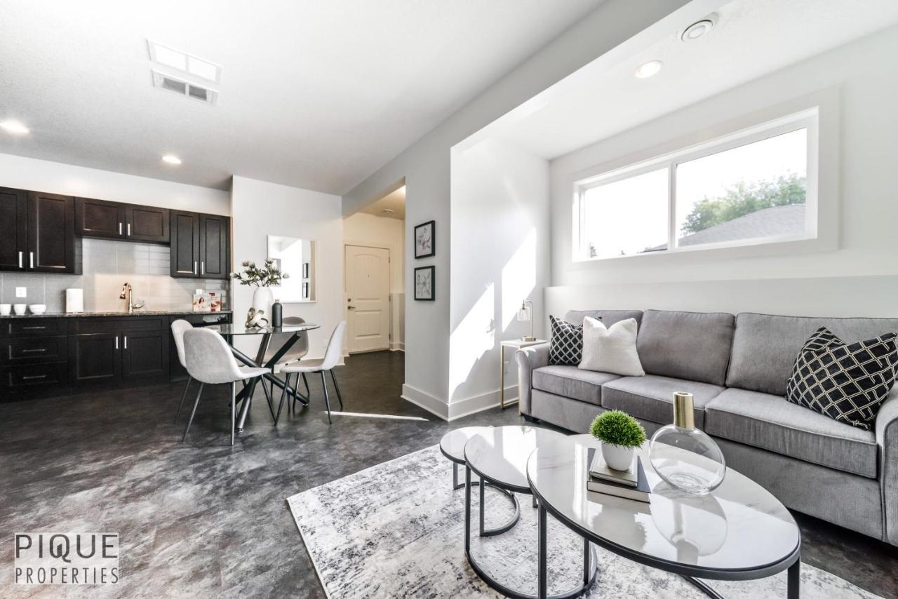 Stunning Modern - King Bed - Free Parking & Netflix - Fast Wi-fi - Long Welcome Edmonton