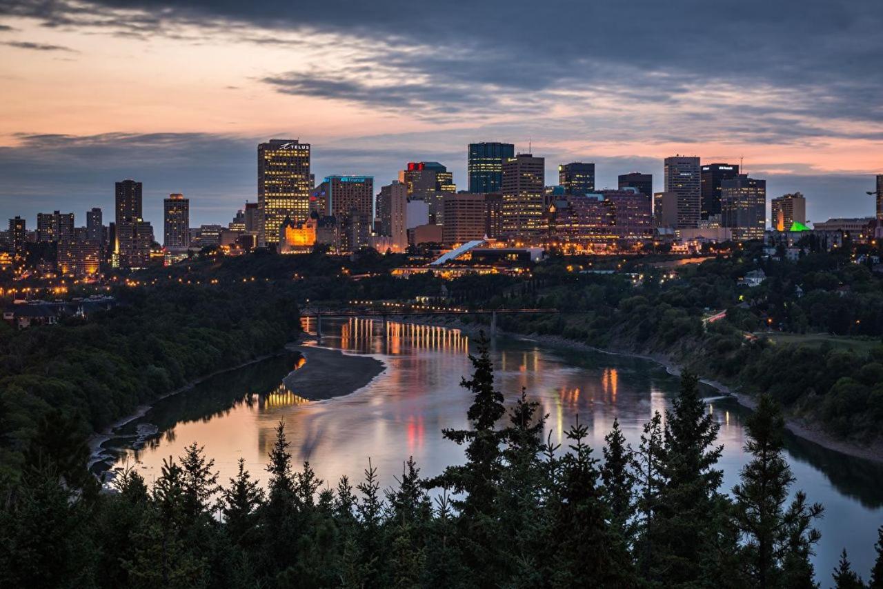 Stunning Modern - King Bed - Free Parking & Netflix - Fast Wi-fi - Long Welcome Edmonton
